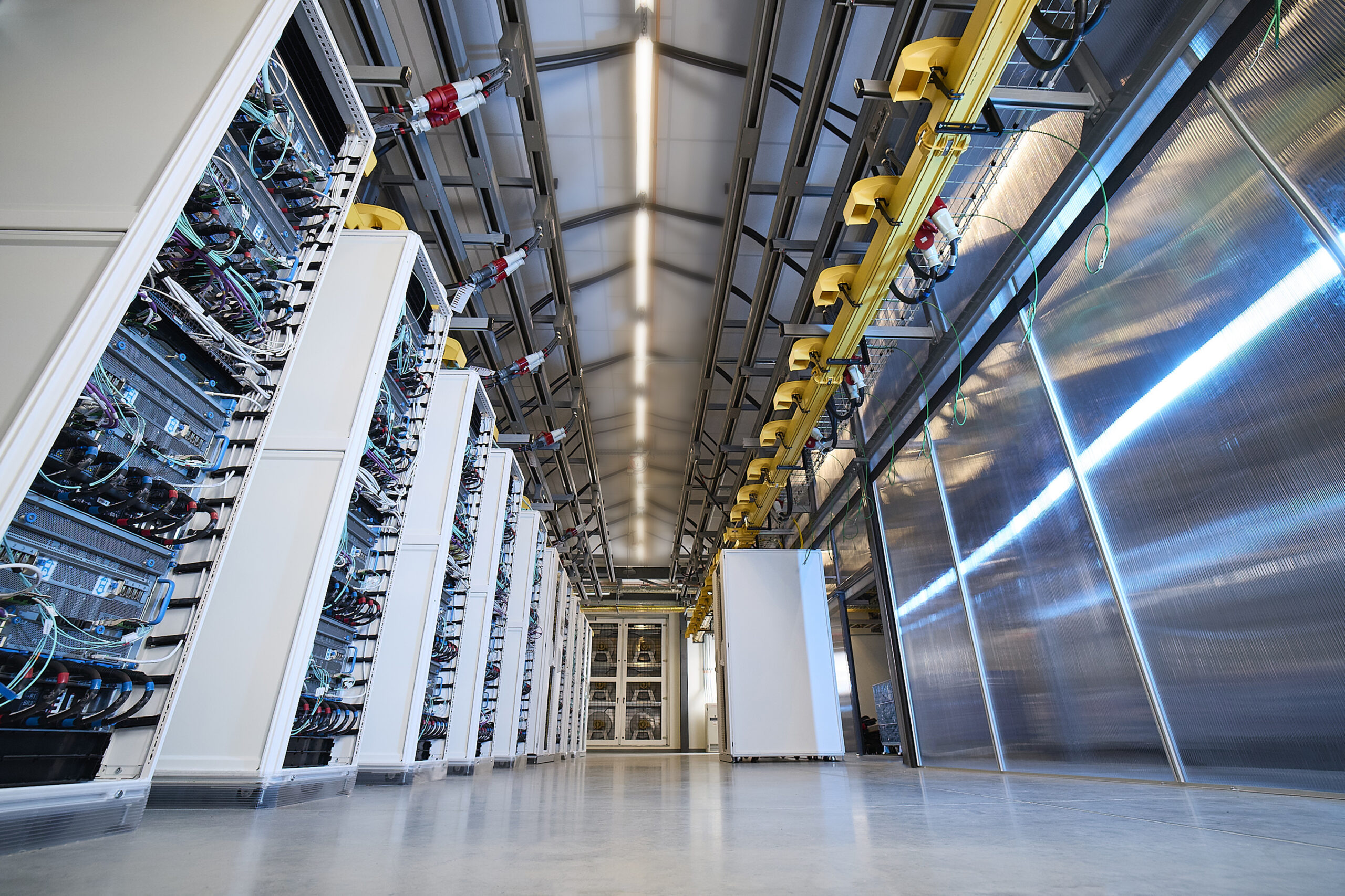 Microsoft Azure recebe atualizações no Brasil para apoiar negócios a fazer migração para nuvem, ganhar eficiência e proteger seus dados 10 MDC AMD MI300X 08 scaled