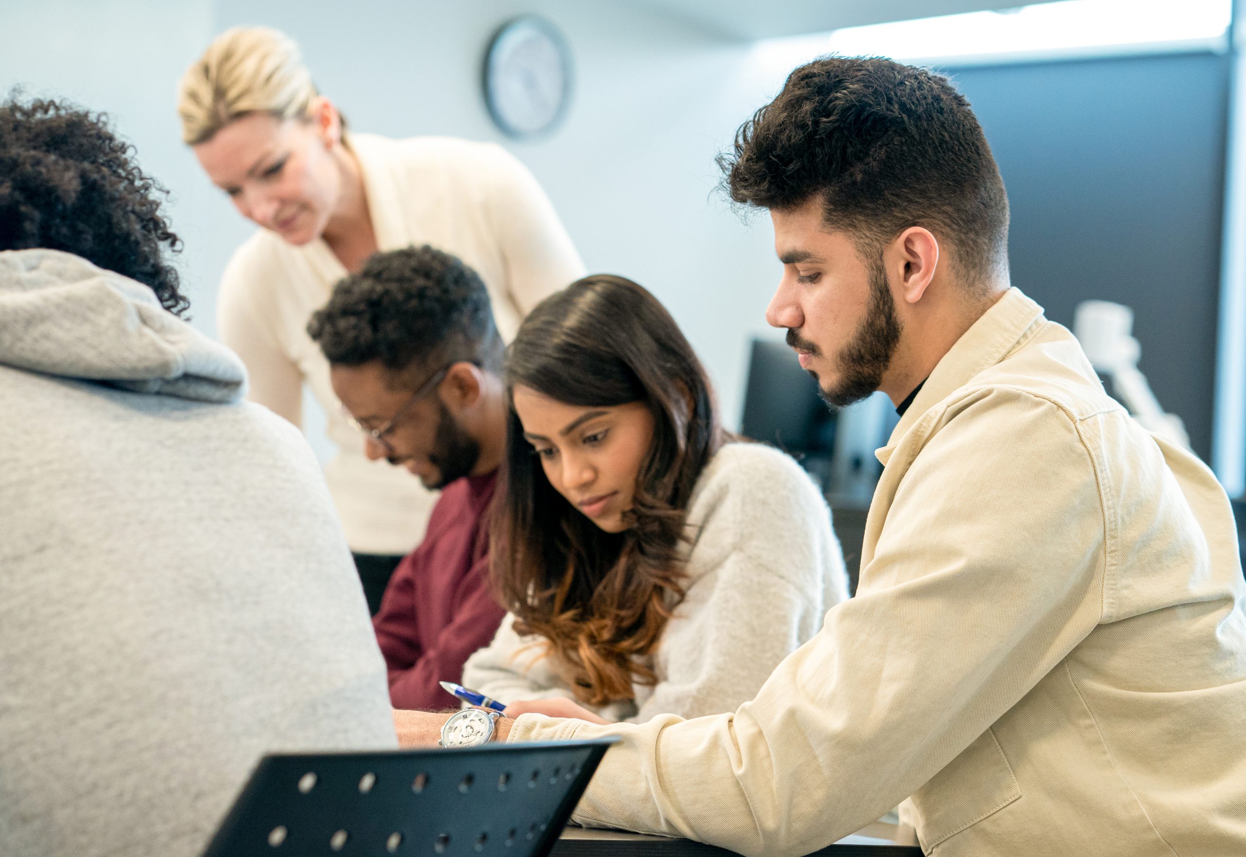 Faculdade Anhanguera se une à Microsoft para capacitação em tecnologia e inovação 9 MSC24 CEMA education Getty 1369011646 rgb scaled 1