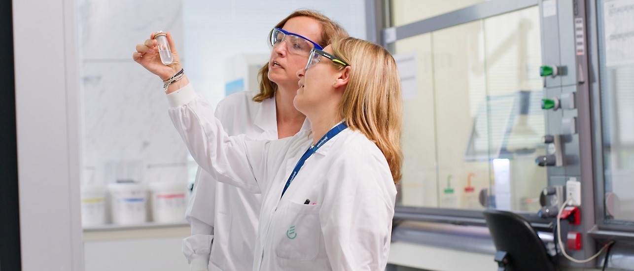 Almirall acelera pesquisa farmacêutica com Azure OpenAI, reduzindo tempo de busca em 400 mil documentos para segundos 11 25322 Almirall Header Image